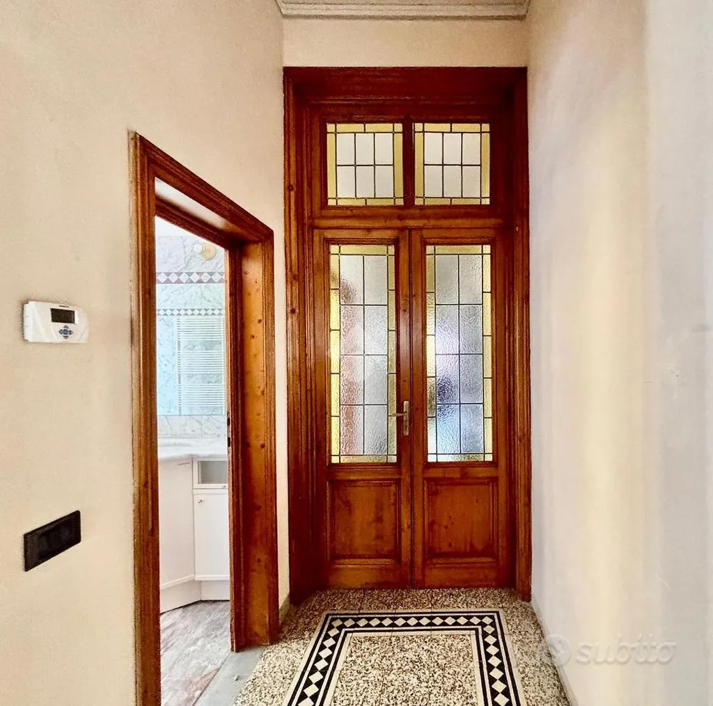 Entrée - 1930s Apartment with Balcony in Florence