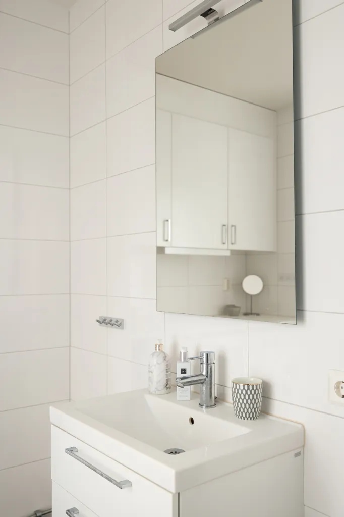 Salles de bain - 55+ Apartment with Two Balconies in Nockeby Backe