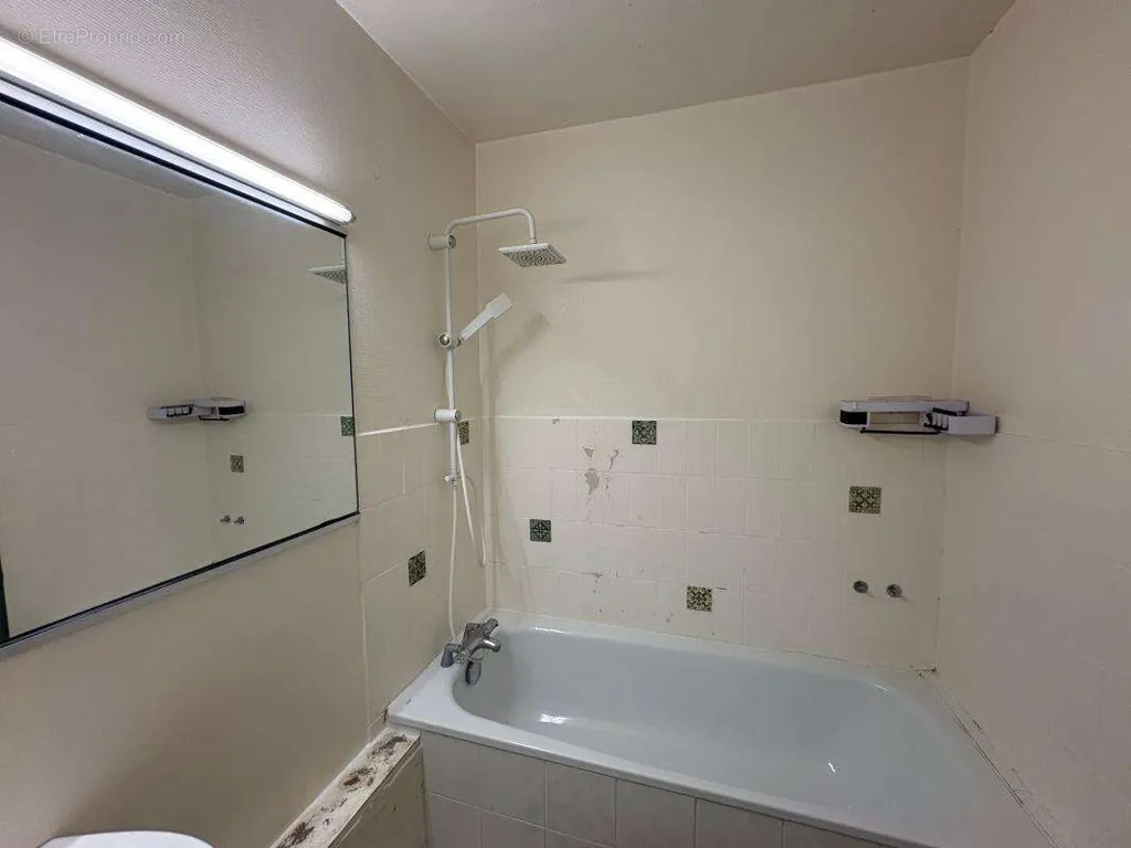 Bagni - 2-Bedroom Apartment with Balcony in Esplanade