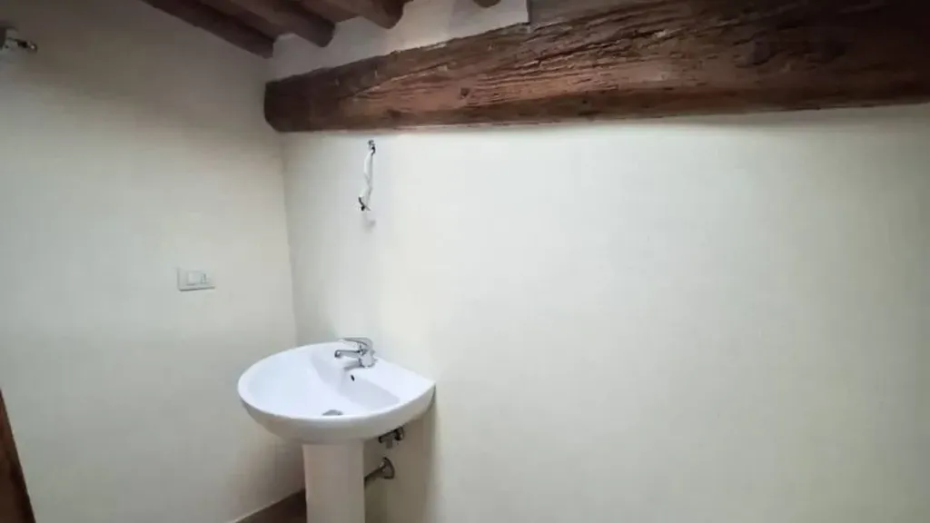 Salles de bain - Two-Bedroom Apartment with Soppalco in Lastra a Signa