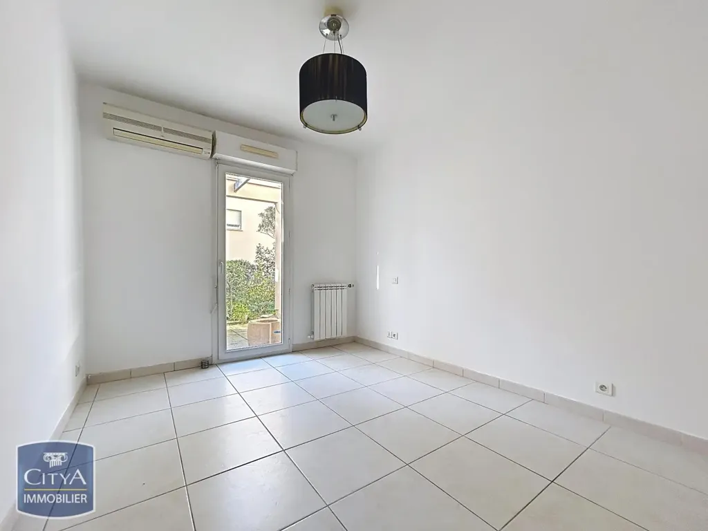 Toad - Ground Floor Apartment with Terrace in Nîmes