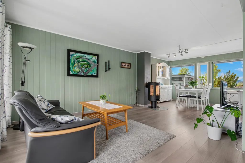 Séjour - Modernised Terraced House with Mjøsa View in Gjøvik