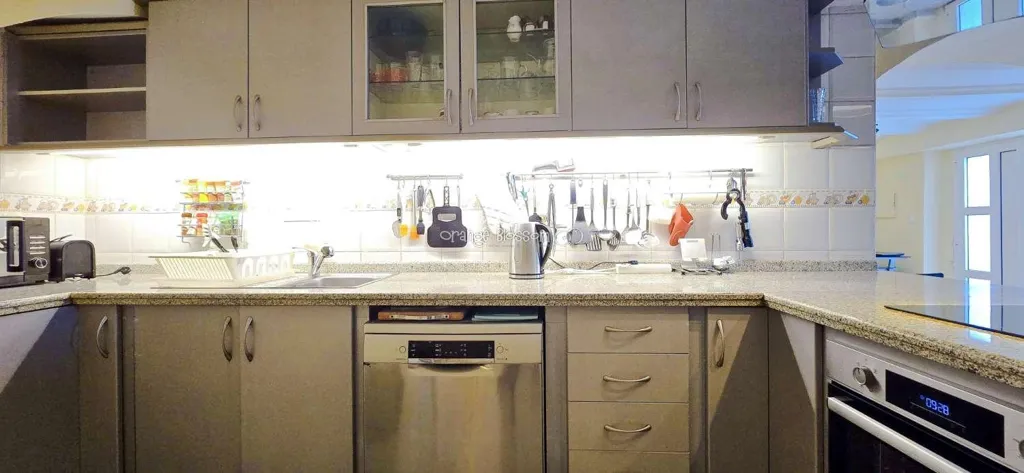 Cucina - Charming Townhouse with Sun Lounge in Ador