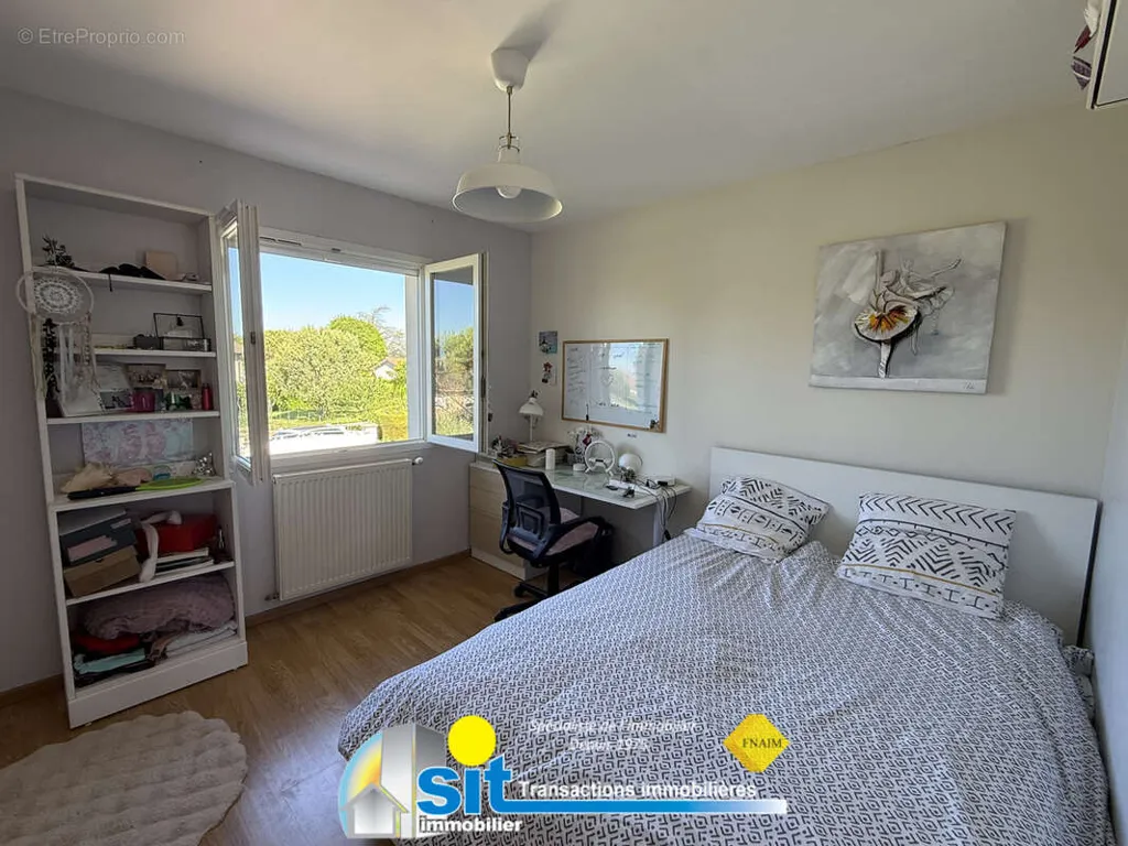 Chambres - Villa avec Piscine et Jardin à Reventin-Vaugris