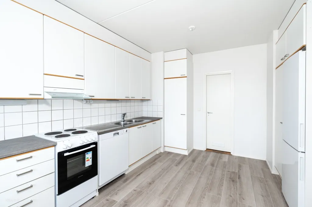 Cuisine - Spacious Apartment with Balcony in Kaukajärvi