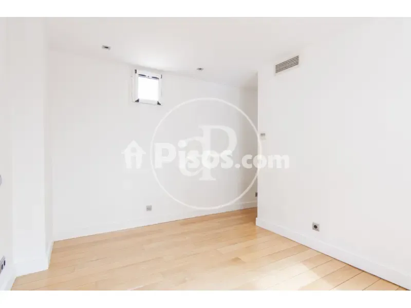 Rooms - Modern Apartment with Balcony Views in Madrid Centre