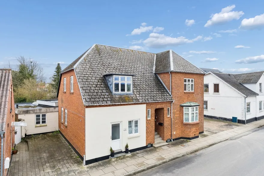Välivaade - Classical Townhouse with Three Apartments in Galten