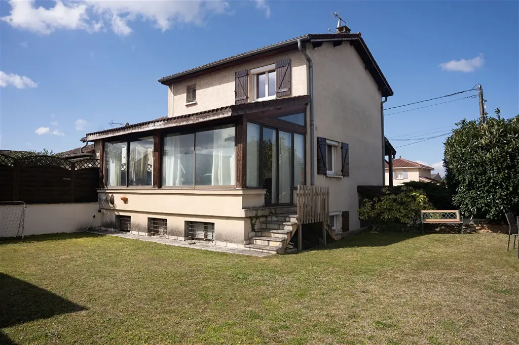 Aed - Family House with Garden in Chassieu
