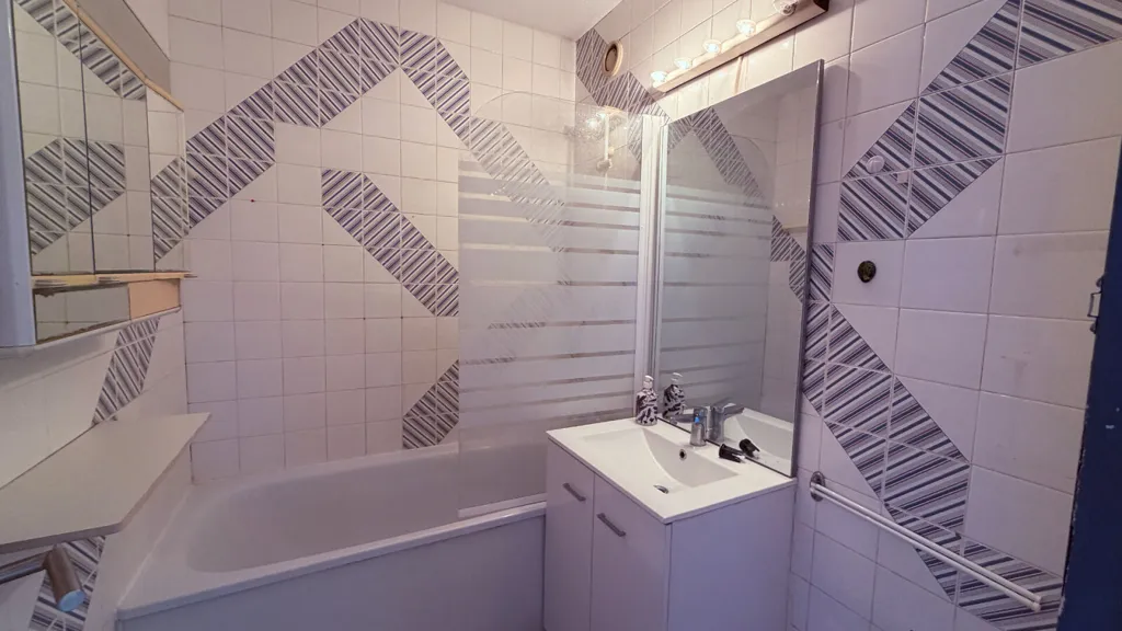 Bathrooms - 4-Piece Apartment with Parking in Talence