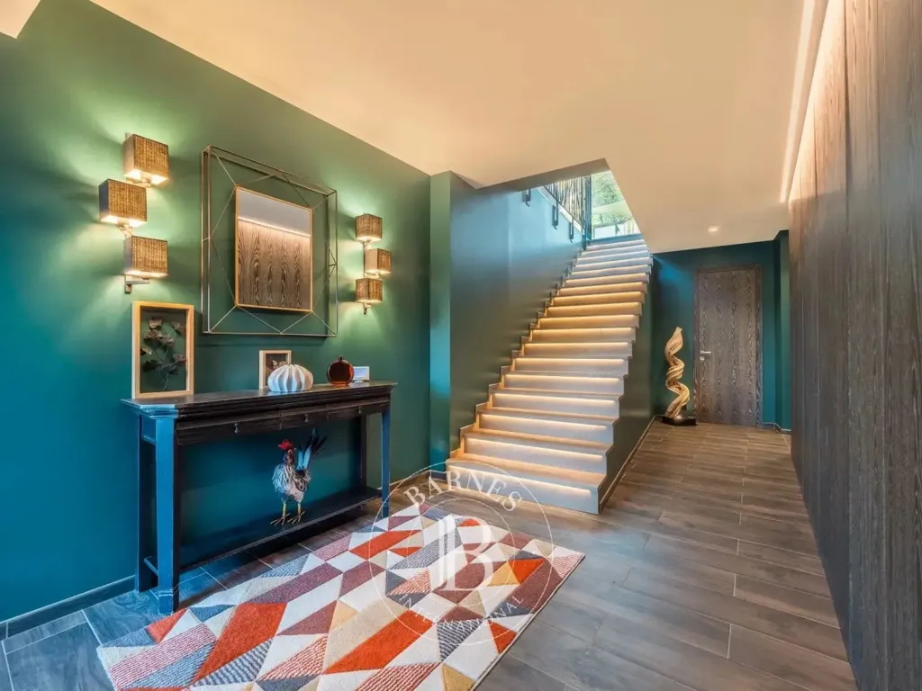 Esik - Architect-Designed House with Pool near Paris CDG
