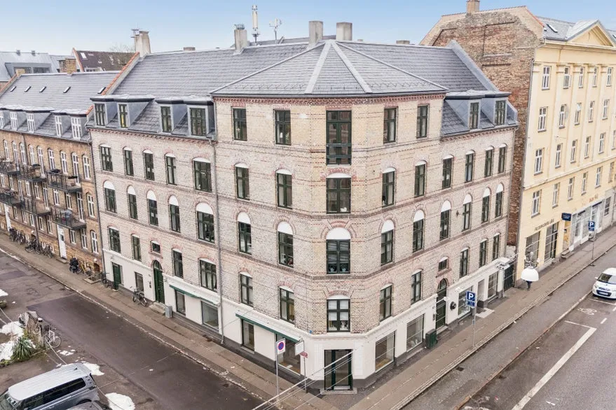 Aerial - Retail Unit with Large Windows on Godthåbsvej, Frederiksberg