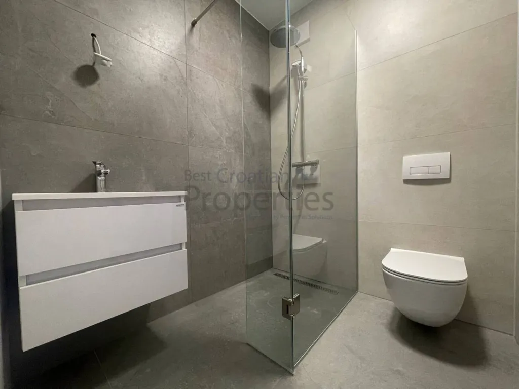 Salles de bain - 4-Bedroom Apartment with Balcony in Velika Gorica