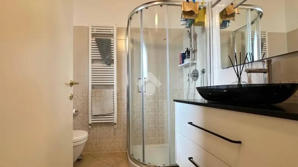 Salles de bain - Attico with Balcony in Crespiatica