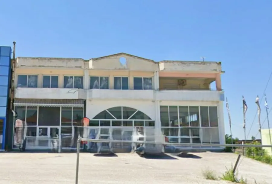 Extérieur - Industrial Space with Unrestricted View in Serres Centre
