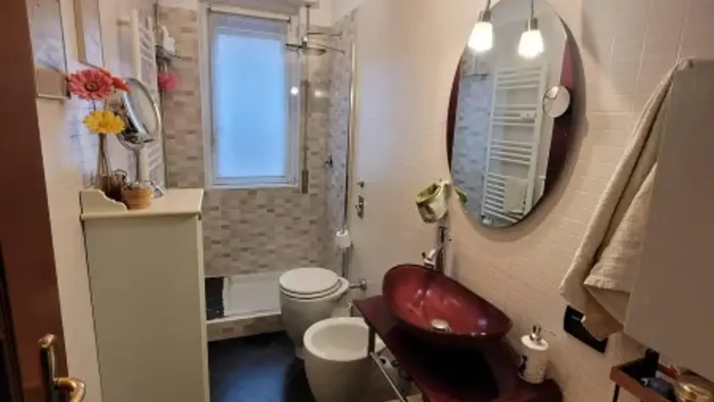 Salles de bain - Rusticated Two-Bedroom Apartment in Quinto Romano, Milan