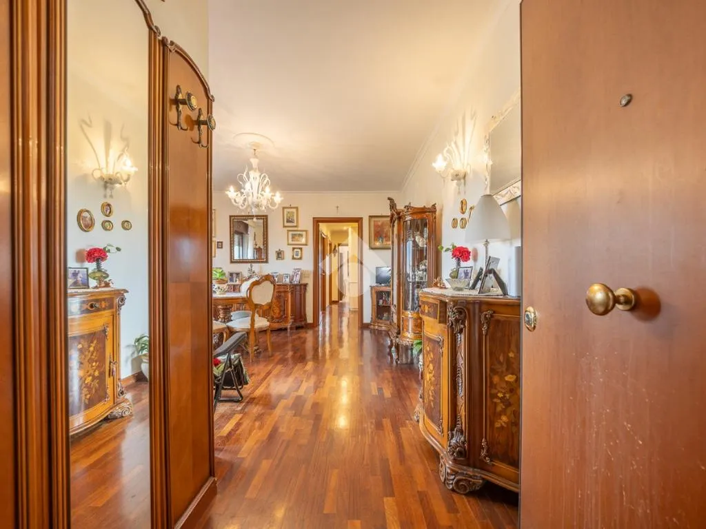 Esik - 3-Bedroom Apartment with Balcony in Settecamini
