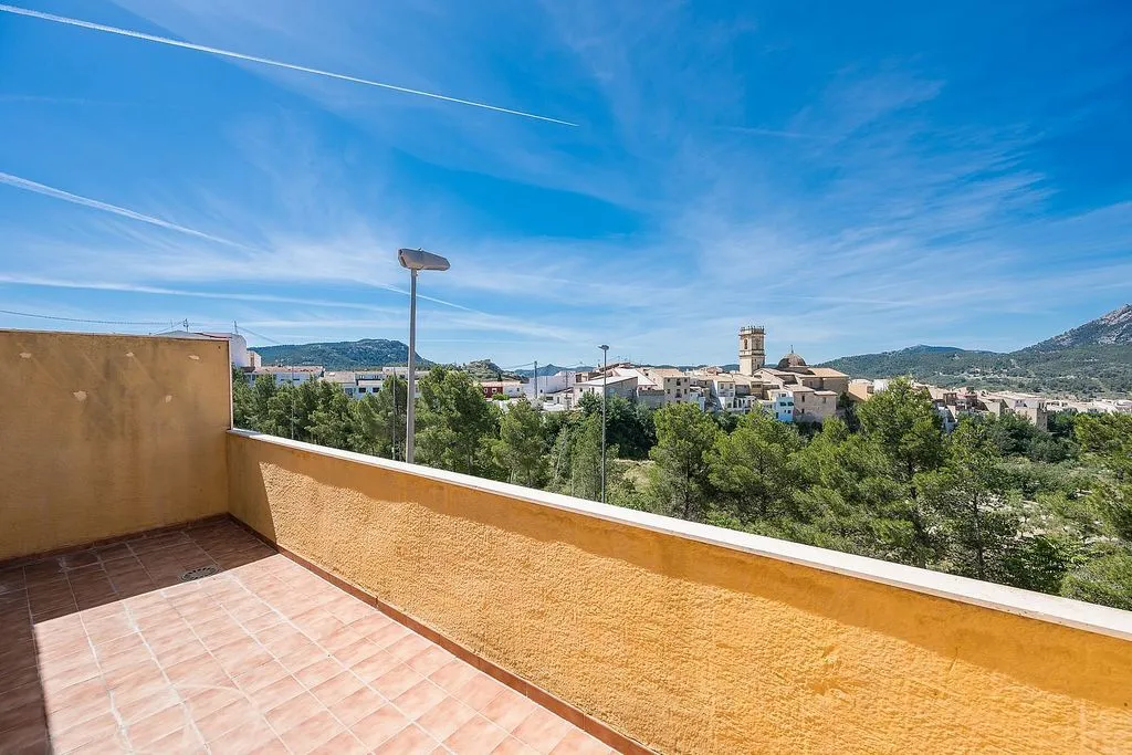 Balcon - Terraced House with Balcony in Tibi