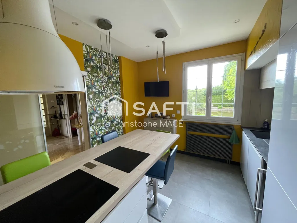 Kitchen - Spacious House with Garden in Laval
