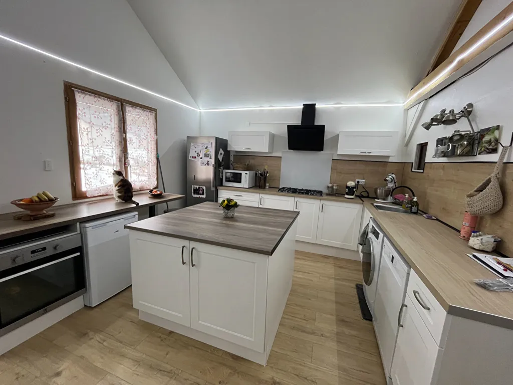 Köök - Renovated House with Mountain View in Charming Area