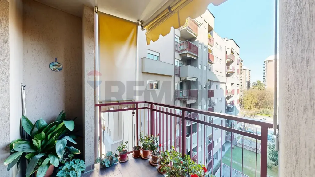 Balcon - Four-Bedroom Apartment with Balcony in Milan