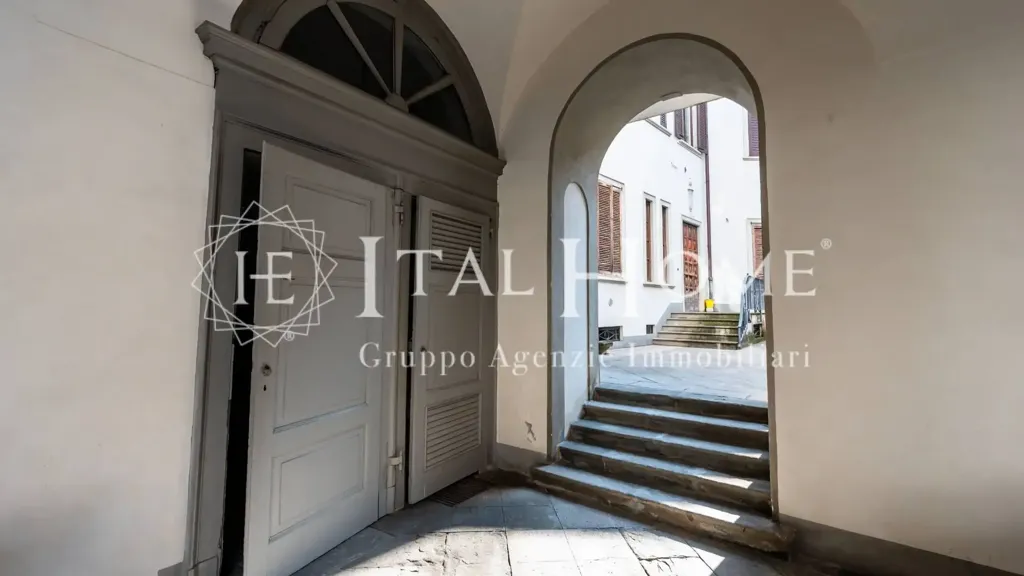 Esik - Noble Apartment with Balcony in Bergamo