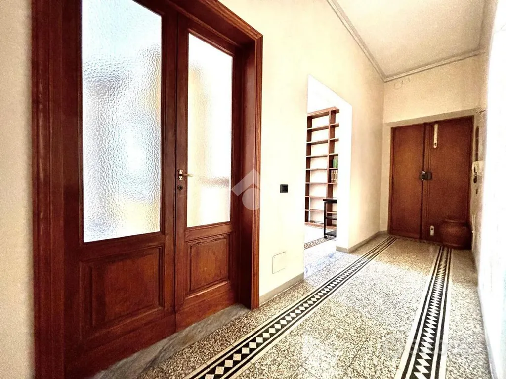 Entrée - 1930s Apartment with Balcony in Florence