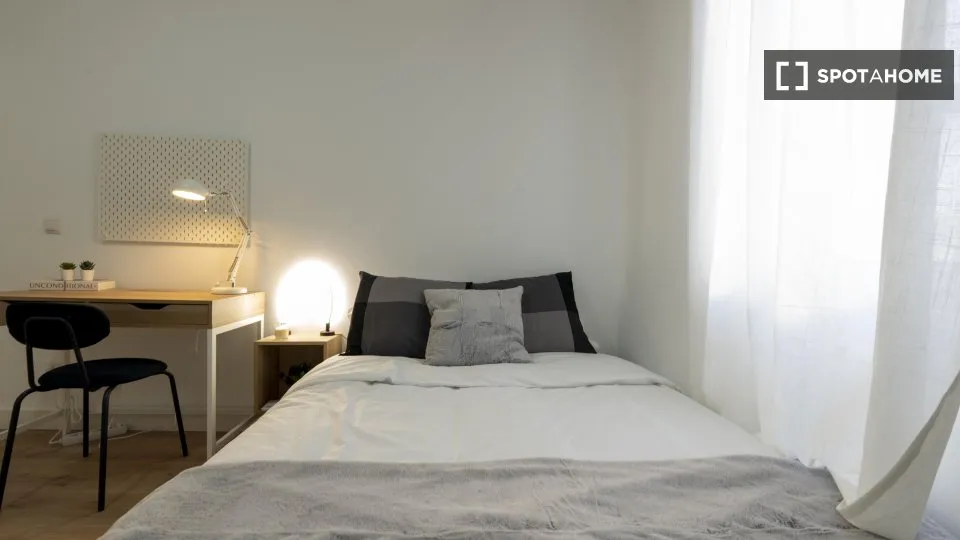 Camere da letto - Shared Apartment with Kitchen in Ríos Rosas