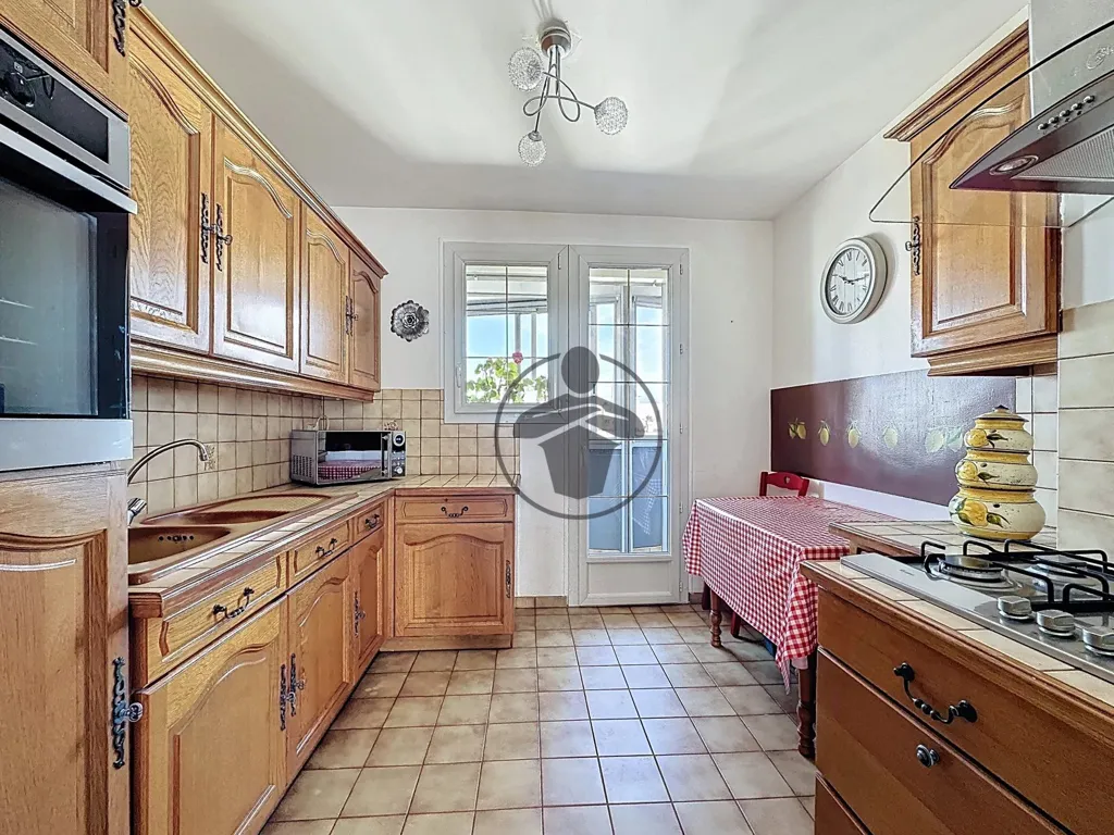 Cuisine - Appartement avec Balcon au 9ème Étage à Saint Quentin