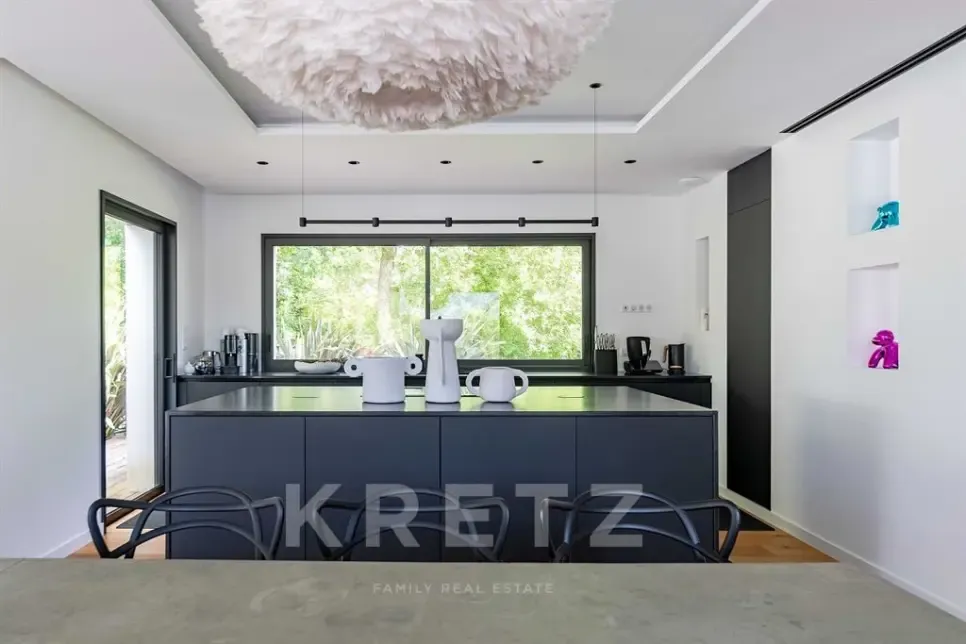Köök - Contemporary House with Pool near Golf Course