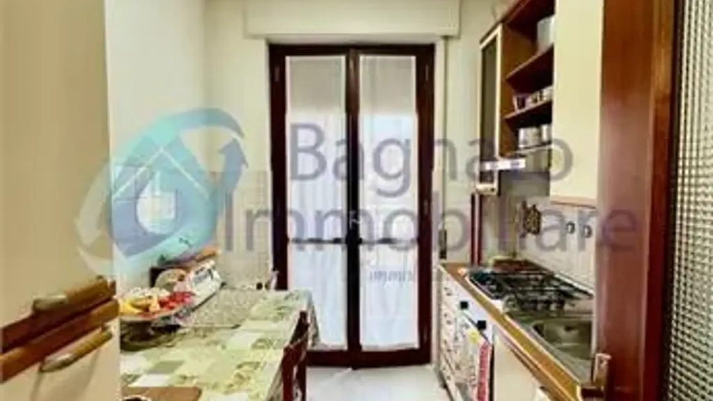 Cuisine - Three-Bedroom Apartment with Balcony in Novara