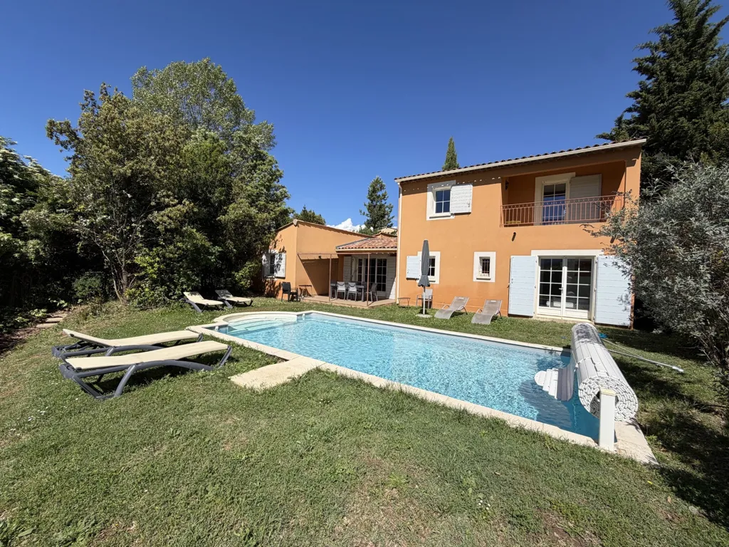 Piscine - Villa Récemment Construite avec Piscine près du Village