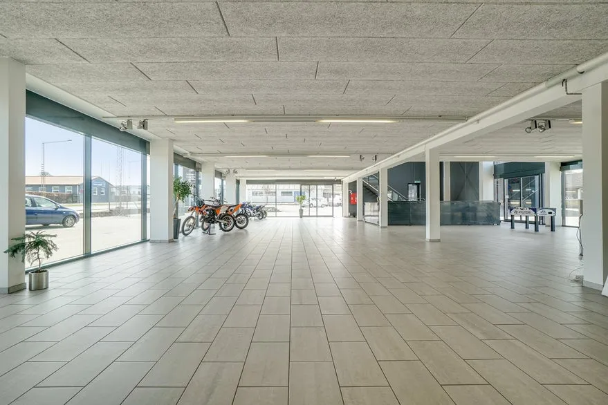 Toad - Showroom with Garage in High Traffic Area