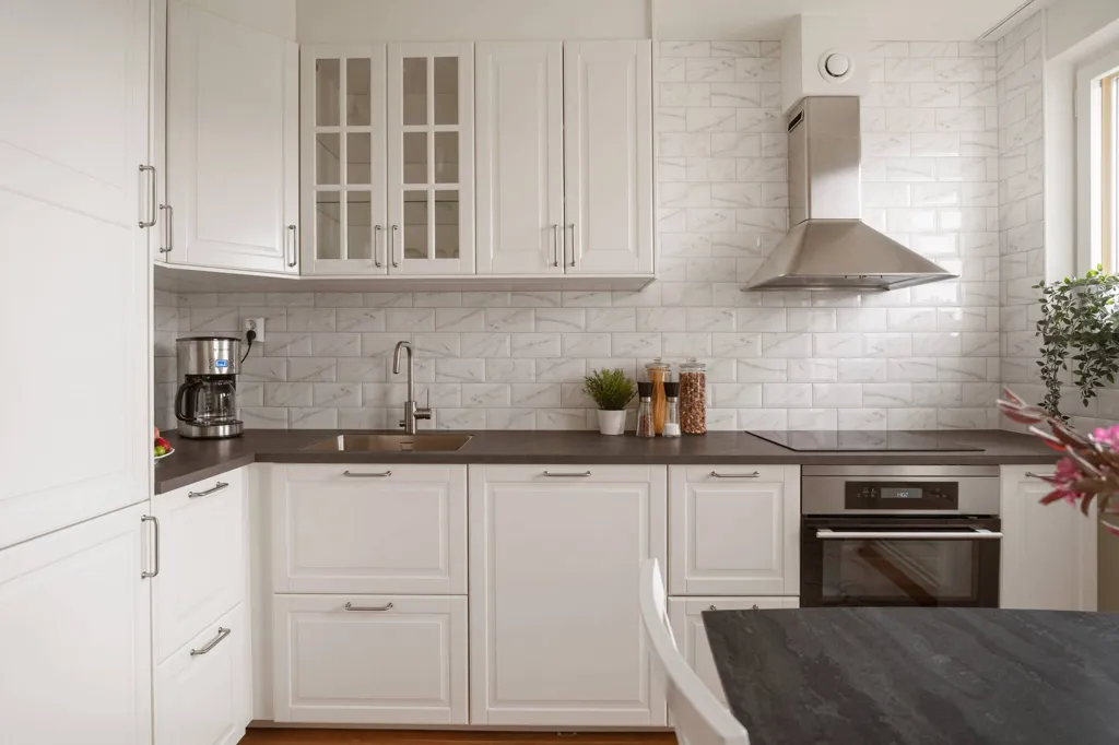 Köök - Renovated 1.5-Bedroom Flat with Balcony in Orminge