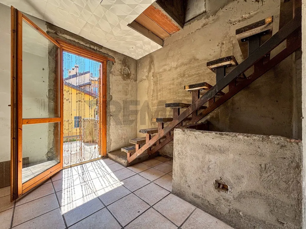 Pièces - Rustico with Terrace in Bisuschio
