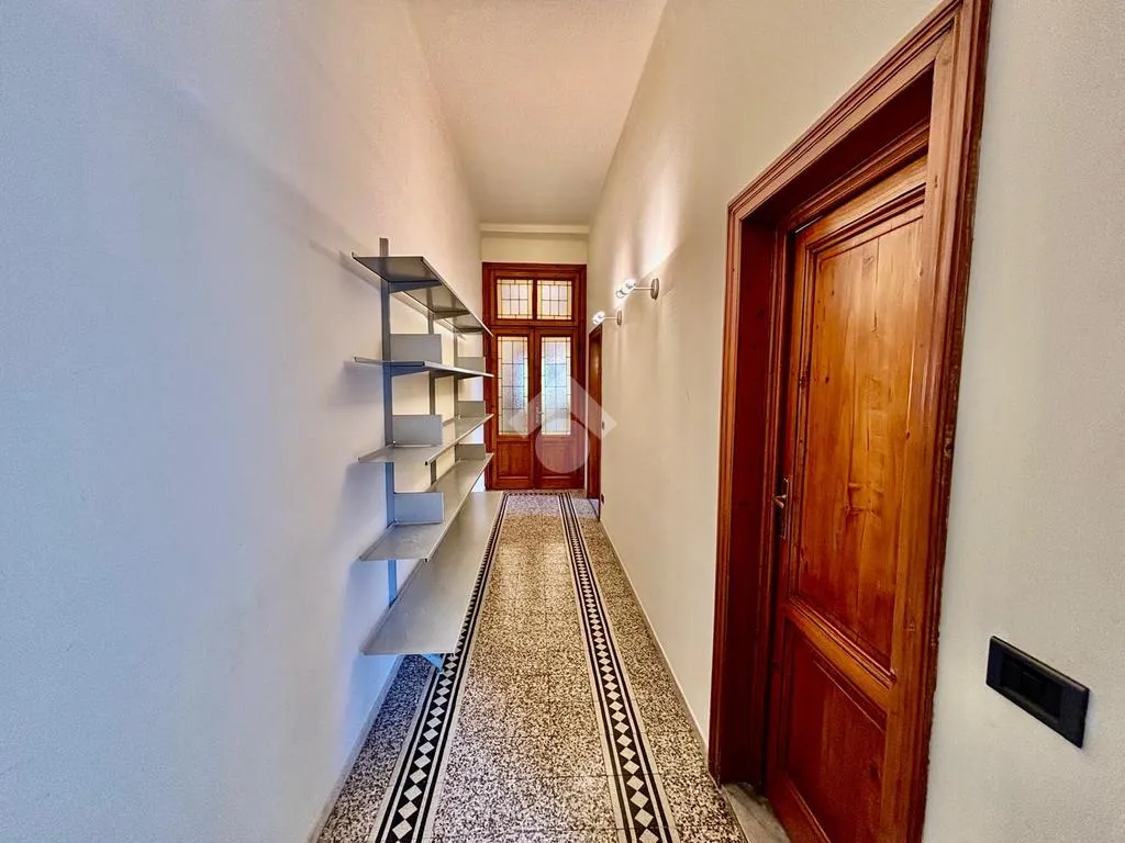 Entrée - 1930s Apartment with Balcony in Florence