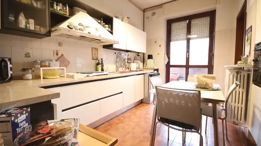 Kitchen - Four-Bedroom Apartment with Balcony in Monza
