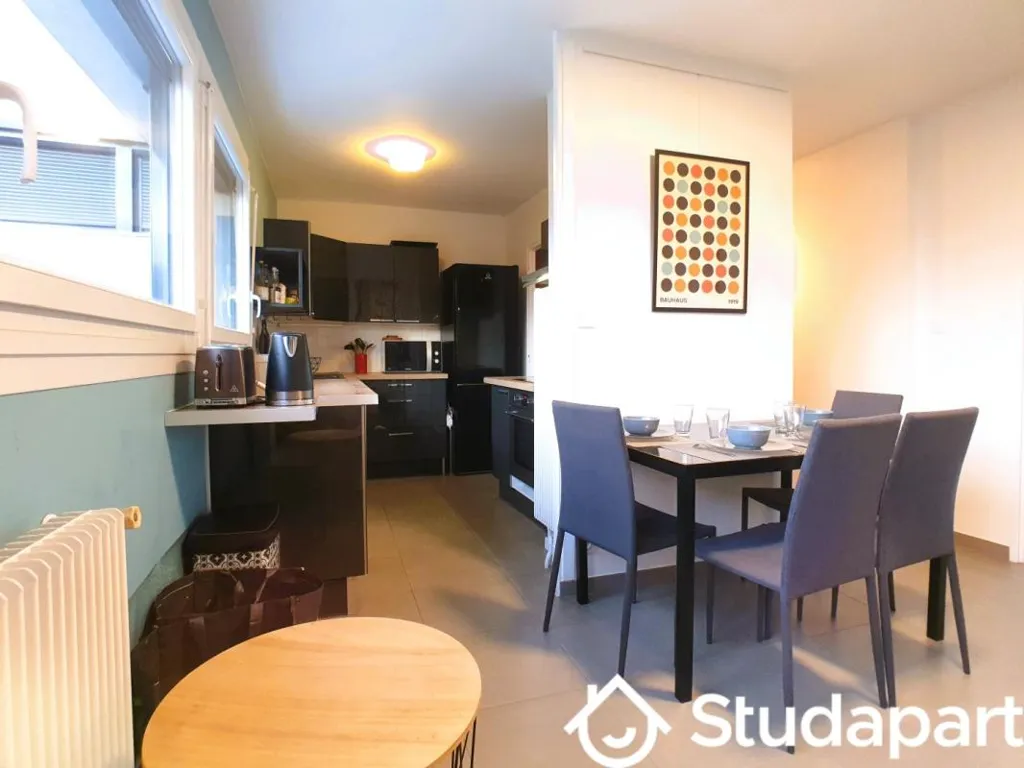 Söögituba - Shared Flat with South-Facing Balcony in Grenoble