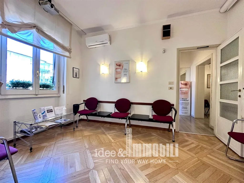 Esik - Signorile Apartment with Balcony in Florence