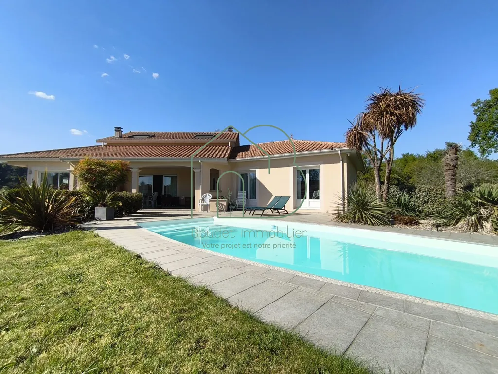 Piscine - Maison Contemporaine avec Piscine à Flagnac