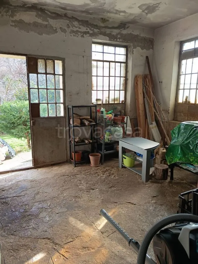 Garage - Rustic Villa with Garden in Trieste