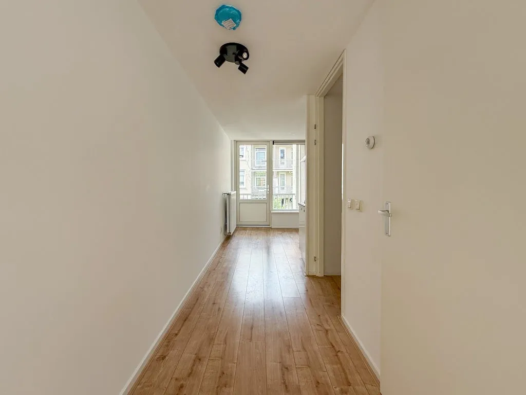 Entrée - Light 3-Bedroom Apartment in Central Amsterdam
