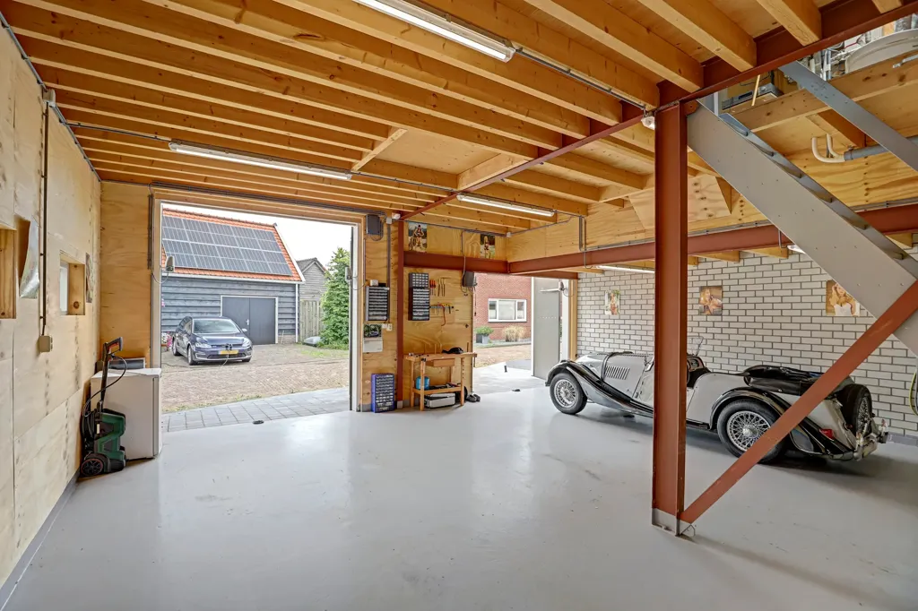 Garage - Spacious Detached House with Balcony in Nieuwdorp