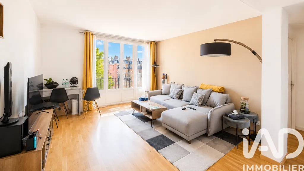 Living Room - 3-Bedroom Apartment with Private Parking in Eaubonne