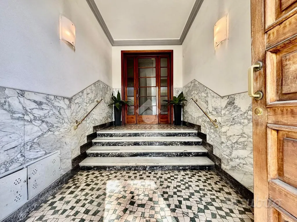 Esik - Spacious Apartment with Balcony in Florence