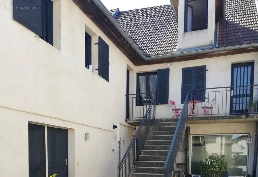 Extérieur - Appartement Duplex avec Balcon au Centre de Bletterans
