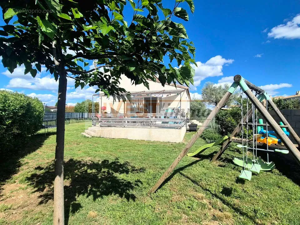 Aed - Recent Villa with Garden in Quiet Location