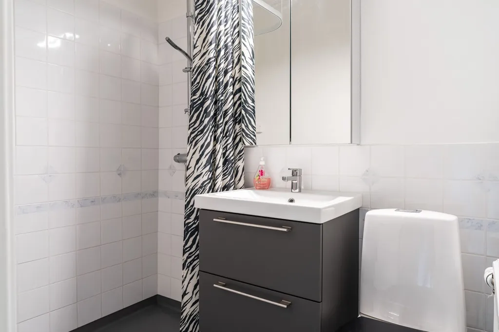 Salles de bain - Charming One-Bedroom Flat with Low Rent in Torsgatan