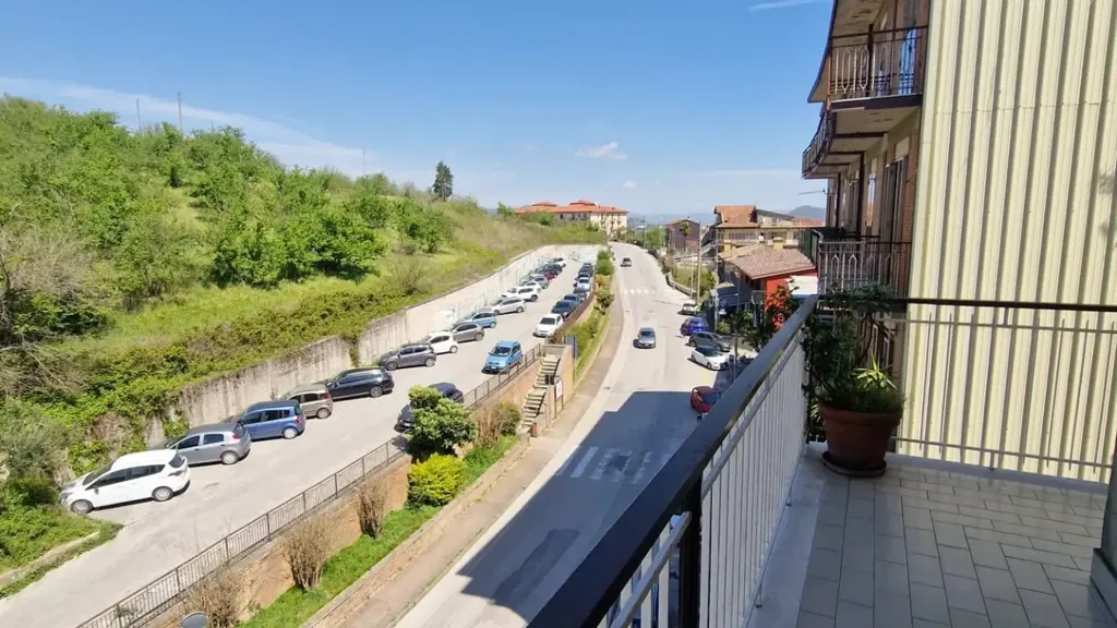 Rõdu - Three-Bedroom Apartment with Balcony in Avellino