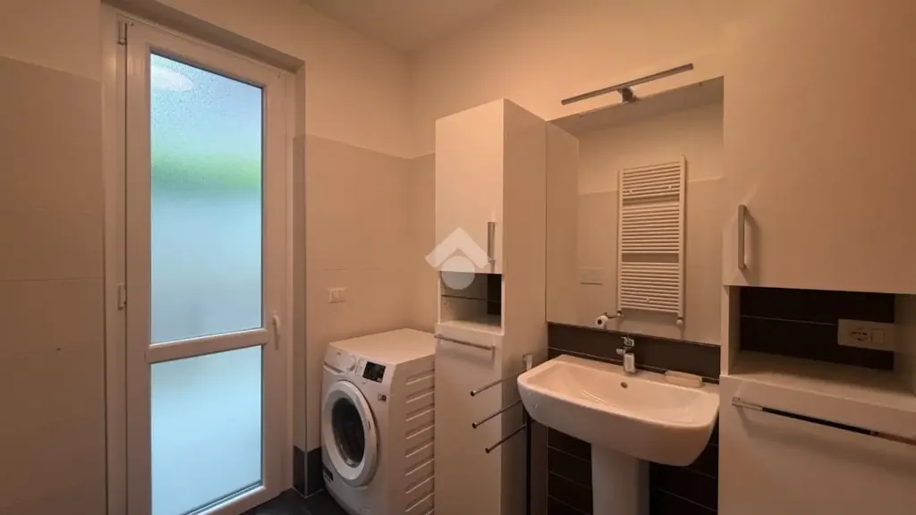 Salles de bain - Rear-Facing Apartment with Terrace in Castagneto Po