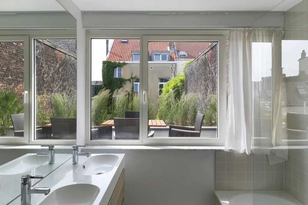 Salles de bain - Duplex Lumineux avec Terrasse à Dansaert